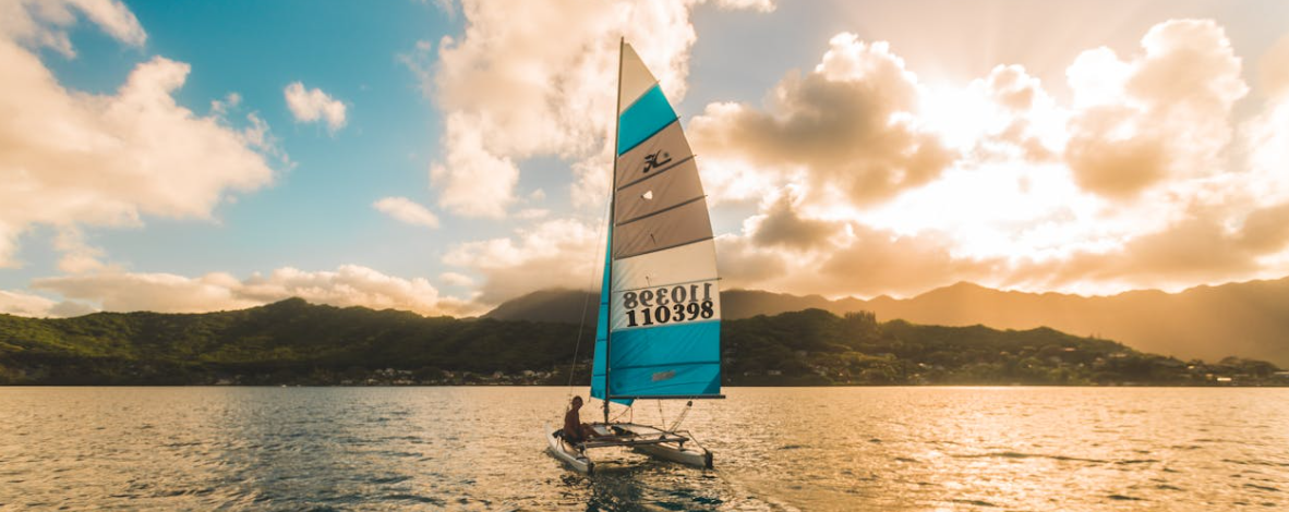 White sailboat on calm blue water at a Sarasota Florida luxury rehab setting. Photo by Jacub Gomez from Pexels